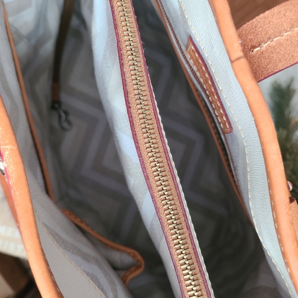 Dooney & Bourke Claremont Dover Tote Bag Red Tan Leather - Picture 8 of 16